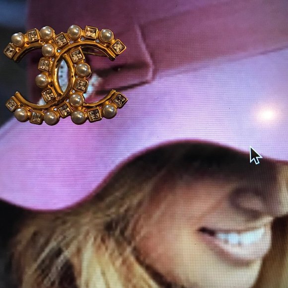 SOLD     CHANEL Metal Crystal Pearl CC Crystal Brooch Gold - Picture 8 of 8